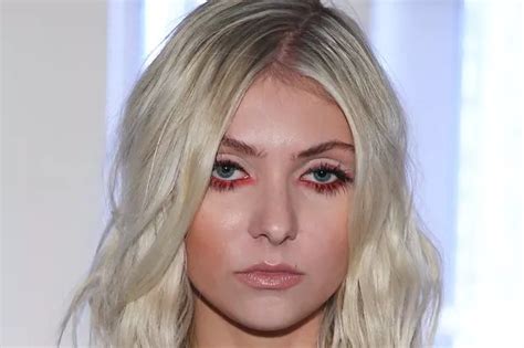 Taylor Momsen Flaunts Ripped Abs, Covers Chest With Black。